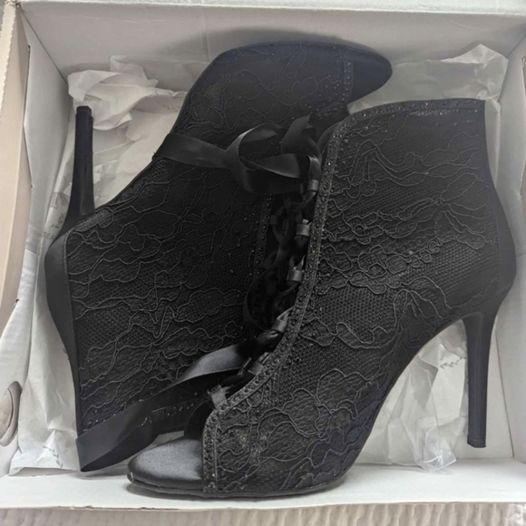 le chateau Shoes - Women's Lace bootie size 9